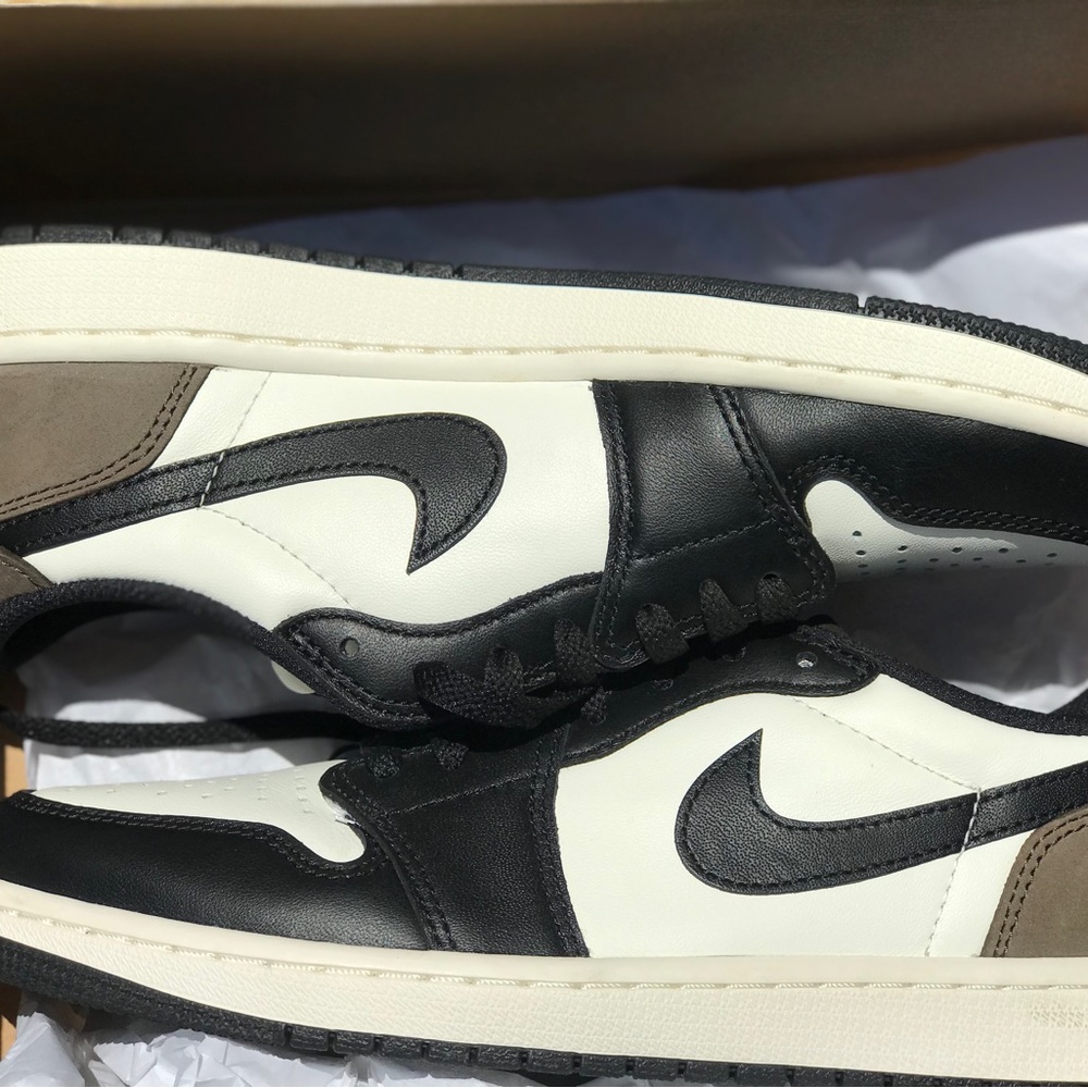 Air Jordan Retro 1 OG Low Mocha 
Size 8.5 & 9 - Picture 7 of 8